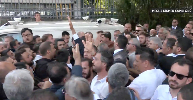 CHP grup toplantısı olay! Vekiller yer tuttu Özgür Özel mi Kılıçdaroğlu mu konuşacak - Resim: 0