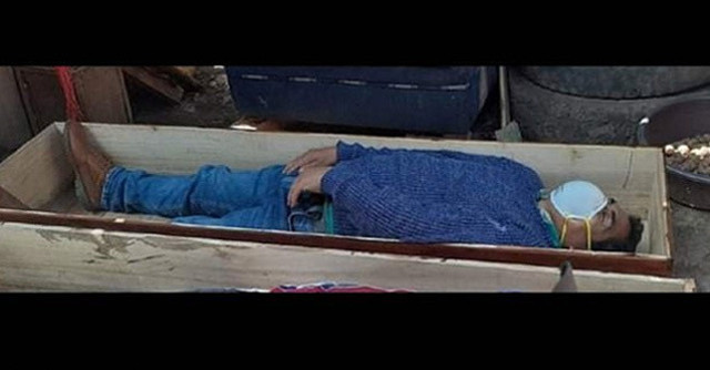 Belediye Başkanı alem yaparken basılınca tabuta girip ölü taklidi yaptı - Resim: 0