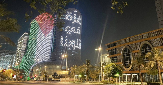 Al Jaber kuleleri, Gazze ile dayanışma amacıyla Filistin bayraklarıyla aydınlatıldı - Resim: 0