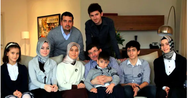 Ahmet Davutoğlu aslen nereli, kaç yaşında? Ahmet Davutoğlu annesi babası kimdir? - Resim: 1
