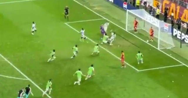 Muslera'dan gol sevinci yaşayan futbolcuya tekme! İşte o anlar - Resim: 1