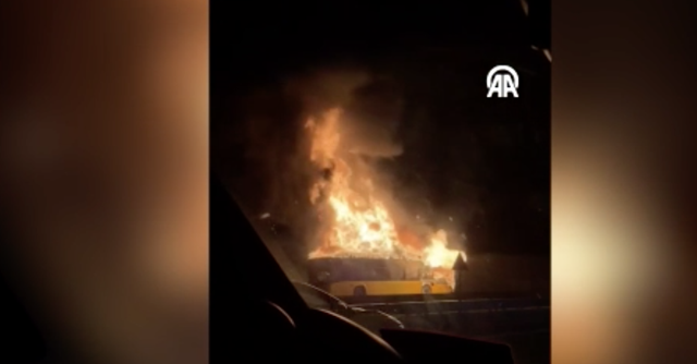 İstanbul'da İETT otobüsü alev alev yandı - Resim: 0