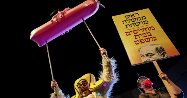 İsrail’de Netanyahu’ya tepkiler büyüyor! Başı yolsuzluk davasıyla belada - Resim: 0