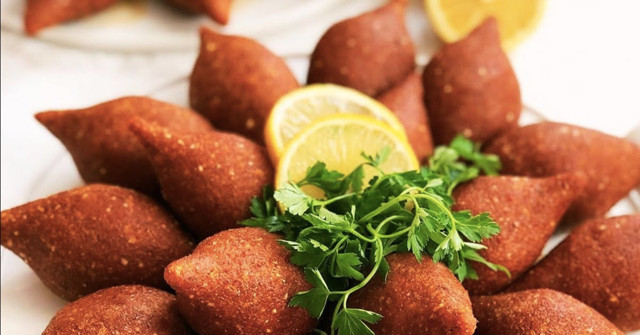 Şeklini bir türlü tutturamıyorum diyenlere tepside içli köfte tarifi - Resim: 0