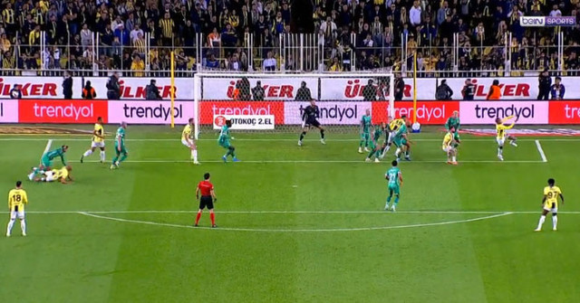 Sofyan Amrabat çileden çıktı hakemin belini tutarak gösterdi pozisyon penaltı mı? - Resim: 0