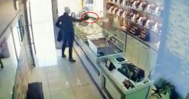 Antalya'da kuyumcuda dehşet! Çalışanı öldürüp 2 kilo altınla kaçtı - Resim: 1
