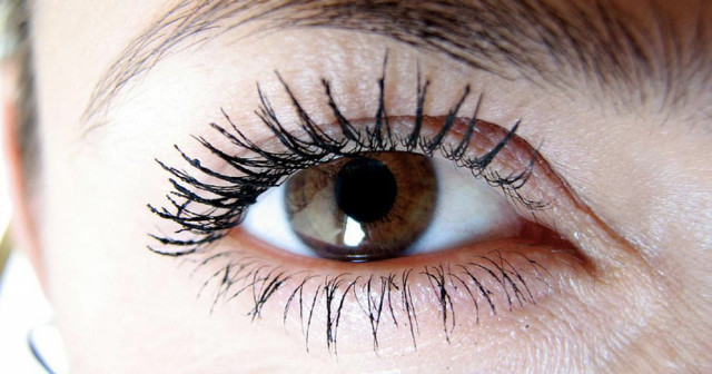 Sürdüğünüz yerden kaş ve kirpik fışkıracak işte evde yapılacak en doğal yöntem! - Resim: 0