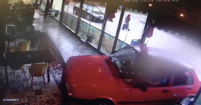 Faciaya ramak kaldı! Kontrolden çıktı, balık lokantasına daldı: O anlar kamerada - Resim: 1