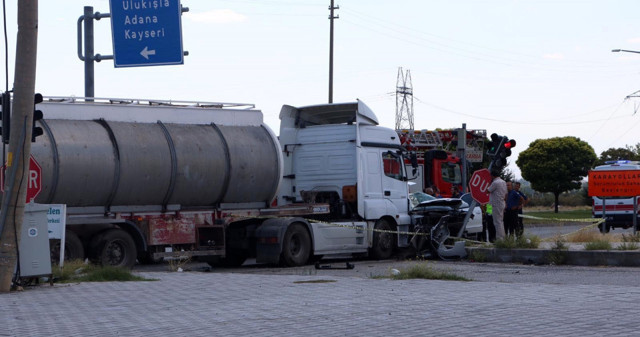 Hatay Emniyet Müdürü trafik kazası geçirdi! Kendisi yaralı eşi hayatını kaybetti - Resim: 1