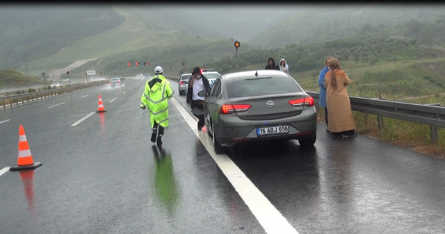Bursa'da biri bitmeden öbürü geldi kazayı temizleyen görevli kazazede oldu - Resim: 0