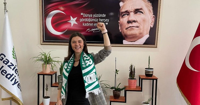 CHP'li başkan yardımcısı İzel Zenginobuz'dan olay sözler: Sınavda soruları aldım, ful çektim! - Resim: 0
