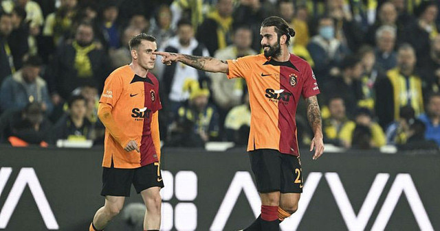 Galatasaray Fenerbahçe'yi Kadıköy'de 3-0 yendi! Fenerbahçe tarihi hezimet yaşadı - Resim: 1