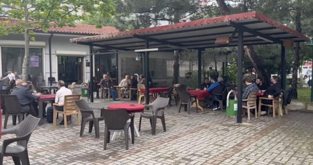 Bursa'da korkunç olay! Cami avlusunda şakalaşma kötü bitti: Belinden çıkardığı silahı böyle ateşledi! - Resim: 0