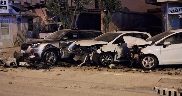 Samsun'da alkollü sürücü dehşeti! Galerinin önündeki araçlar kullanılamaz hale geldi - Resim: 2