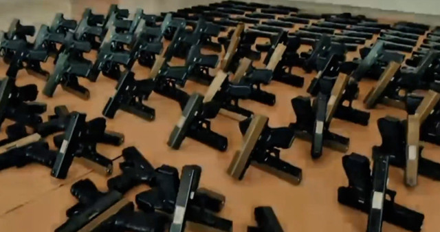 Mersin'de 353 tabanca ve 913 silah parçası ele geçirildi - Resim: 0