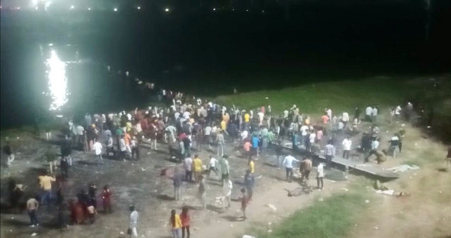 Hindistan’da asma köprü çöktü! Yüzlerce kişi nehre düştü: Çok sayıda ölü ve yaralı var - Resim: 1