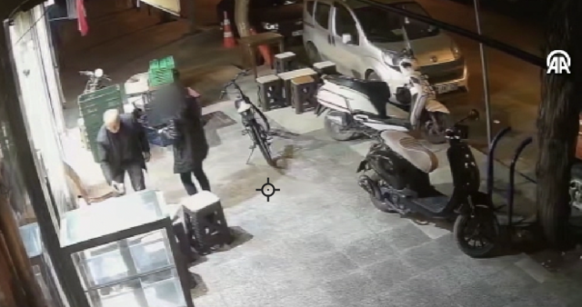 Hatay'da "üşümesin" diye fırına alınan kadın, cep telefonu çaldı - Resim: 1