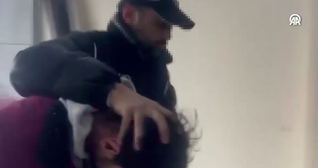 Tavanı delip eve girdi bıçakla saldırdı! Detaylar dehşete düşürdü - Resim: 0