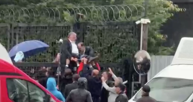 CHP Genel Merkezi'ne girmek isteyen Isparta İl Başkanı düşerek bacağını kırdı - Resim: 0