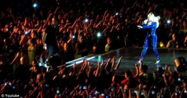 Beyonce sahnede tacize uğradı! - Resim: 3