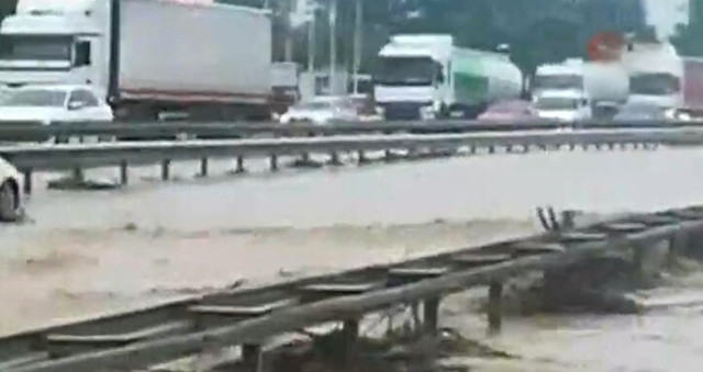 Sel paniği! E-5 Karayolu iki yönlü trafiğe kapandı - Resim: 0