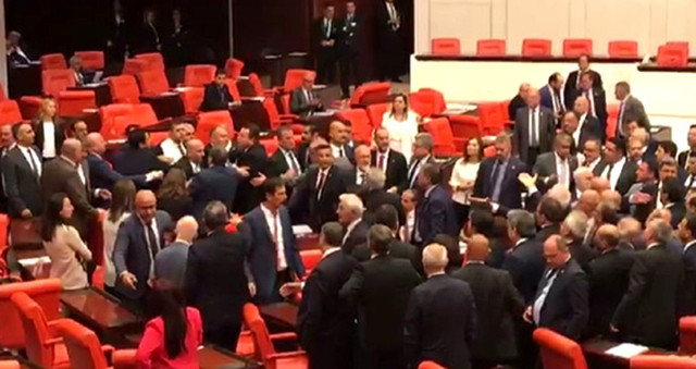 MHP ve CHP milletvekilleri arasında kavga - Resim: 0