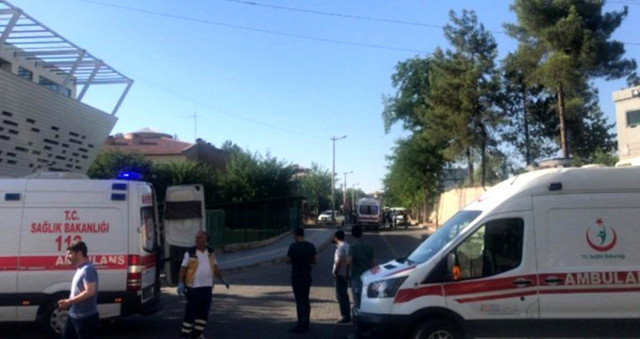 Diyarbakır'da polis aracına saldırı - Resim: 0