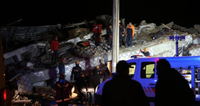 Elazığ'dan sevindiren haber! 6 aylık hamile kadın enkazdan sağ olarak kurtarıldı - Resim: 0