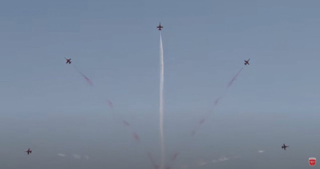 Türk Yıldızları evden çıkamayan çocuklar için uçtu gösteri yine nefes kesti - Resim: 0