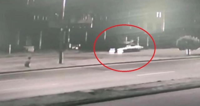 Samsun'da bisikletiyle işe giden şahsa otomobil çarptı - Resim: 0