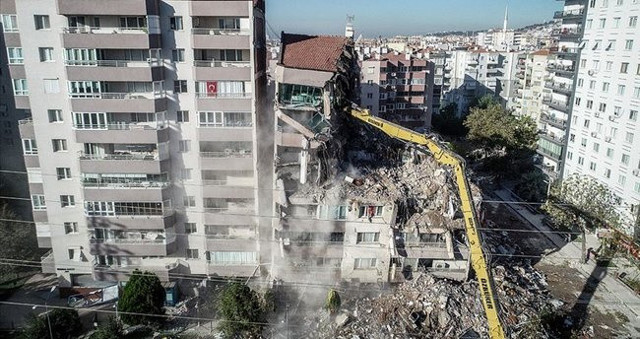 İzmir depreminde 11 kişinin öldüğü yan yatan binanın kolonları aynı yöne bakıyormuş - Resim: 0