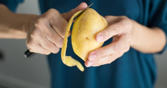 Cildi en az 20 yaş genç gösteren güzellik sırları! Domatesi ince ince dilimleyip haftada bir kez... - Resim: 1