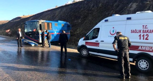 Sivas'ta mahkumları taşıyan araç devrildi: 5'i asker 9 kişi yaralandı - Resim: 0