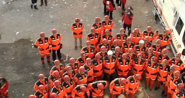 Elazığ'daki arama kurtarma ekipleri helalleştikten sonra bölgeden ayrıldı - Resim: 1