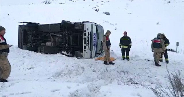 Erzurum Horosan'da halk otobüsü şarampole uçtu! Ölü ve yaralılar var - Resim: 0