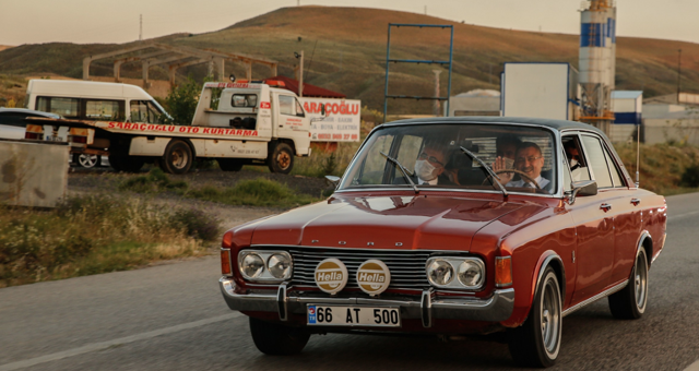 Cumhurbaşkanı Yardımcısı Fuat Oktay, makam aracını bırakıp şoför koltuğuna oturdu - Resim: 1