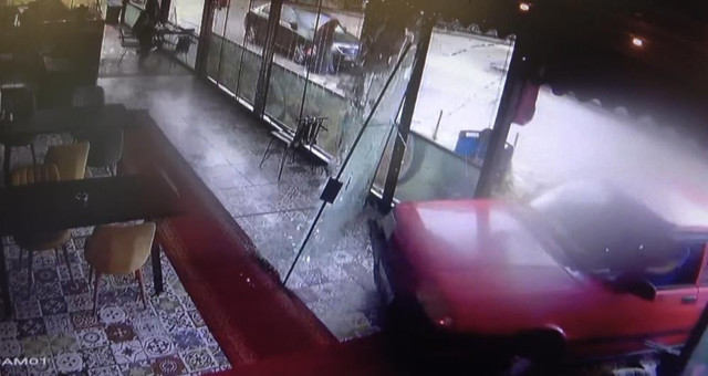 Faciaya ramak kaldı! Kontrolden çıktı, balık lokantasına daldı: O anlar kamerada - Resim: 0