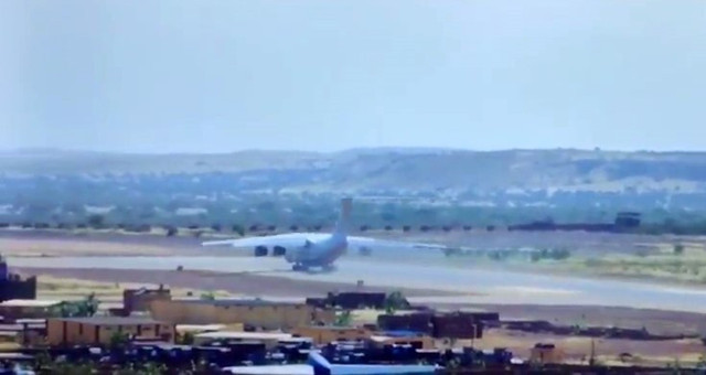 Uçak pistten çıktı, 140 kişi hayatını kaybetti! Feci kazanın görüntüsü izleyenleri dehşete düşürdü - Resim: 0