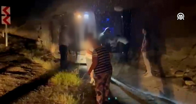 38 kişiyi taşıyordu! Burdur'da yolcu otobüsü şarampole devrildi: Yaralılar var - Resim: 1