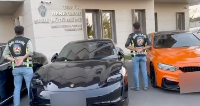 İstanbul'da çakarlı düğün konvoyu! Bakan Yerlikaya duyurdu: Sürücüler tespit edildi, hepsine ceza yağdı - Resim: 1