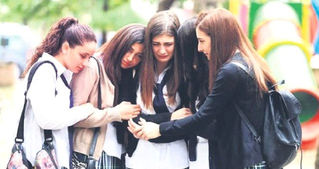 Kırgın Çiçekler'in güzel oyuncusunun annesi hayatını kaybetti - Resim: 1