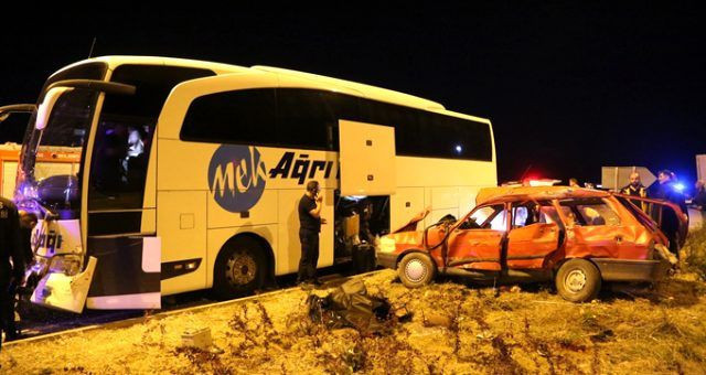 Sivas'ta yolcu otobüsü ile otomobil çarpıştı: 3 ölü, 1 yaralı - Resim: 1