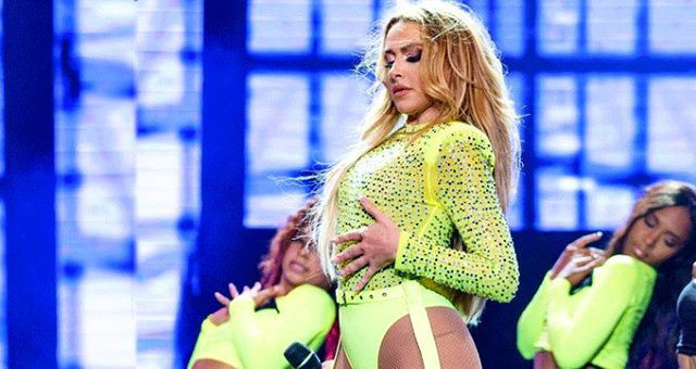Hadise Jennifer Lopez mayosu eleştirilerine sert çıktı! 'Salak değilim' diyerek isyan etti - Resim: 2