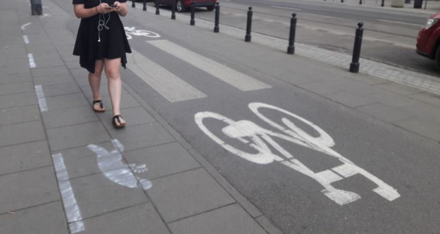 Polonya'da tutkunları kendileri için "akıllı telefon yolu" yaptı! - Resim: 0