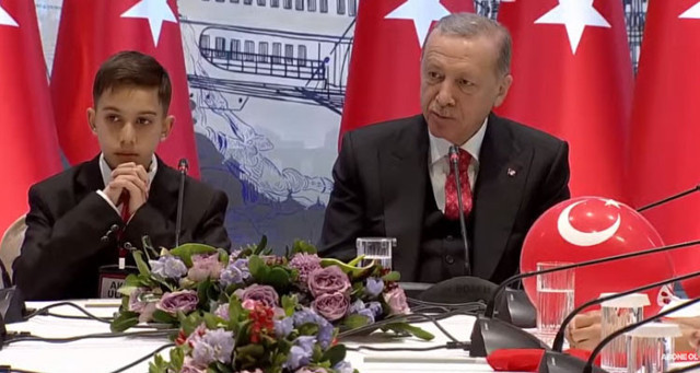 Cumhurbaşkanı Erdoğan depremzede çocukları kabul etti - Resim: 0