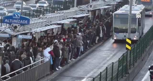 İstanbul'da haftanın ilk iş gününde trafik yoğunluğu yaşanıyor - Resim: 1