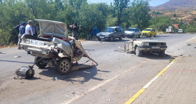 Malatya'da elektrik direğine çarpan otomobil ikiye ayrıldı - Resim: 0