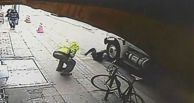 Korkunç görüntüler! Yaşlı adam kamyonun tekerine sıkıştı - Resim: 3