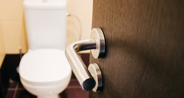 Kocası ve çocuklarına kızdı klozete elektrik verdi! - Resim: 1