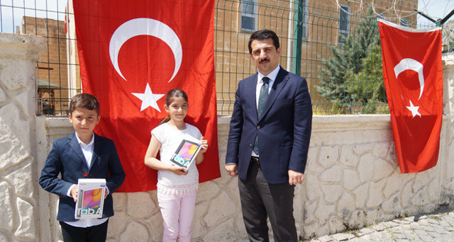 İçişleri Bakanı Süleyman Soylu'dan Türk bayrağını öpen çocuklara sürpriz - Resim: 0